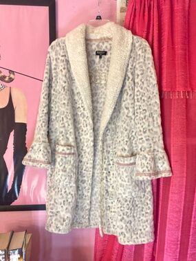 Black Label Juicy Couture White/Pink Leopard Bath Robe Soft Fuzzy Women’s Sm/Med